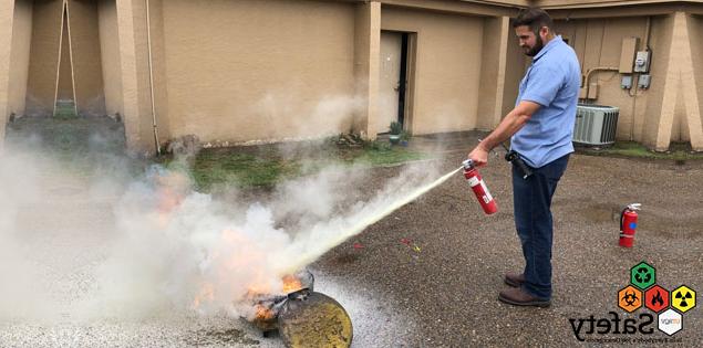 金沙中国 Staff putting off a fire using a fire extinguisher.